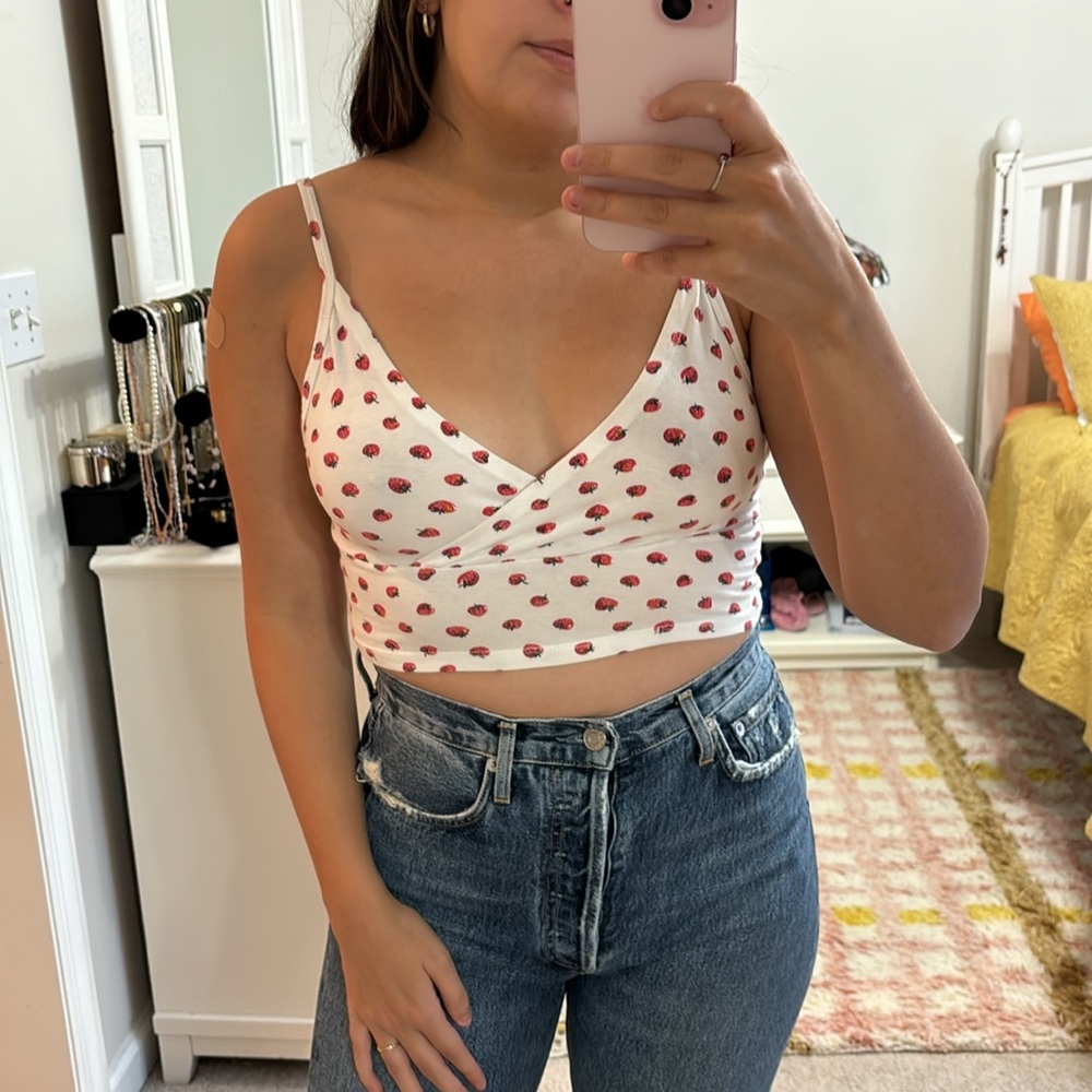Brandy Melville Amara Tank Top S Sleeveless Crop Strawberry Fruit Print White